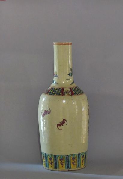 null Chine, XXème siècle. Vase en porcelaine polychrome.
En forme de bouteille, à...