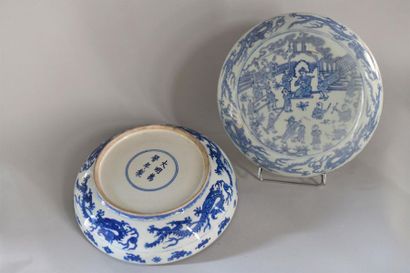 null Chine, XXème siècle. Boîte ronde couverte en porcelaine bleu blanc. 
Le dessus...
