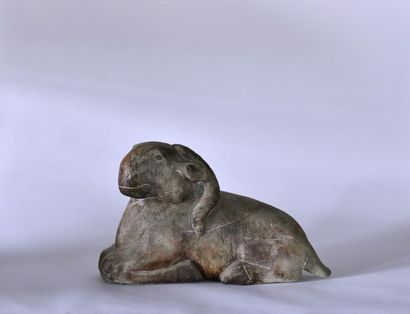 null China, 20th century. 
Hard stone ram.
H: 34cm; W: 53cm; D: 15cm 
(Accidents...