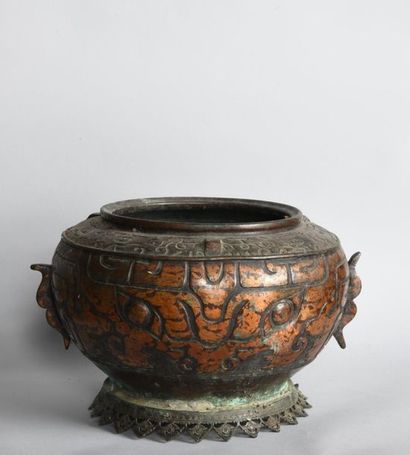 null *Chine XXe. Vase en bronze patiné à décor en creux d'une tête d'animal stylisé...