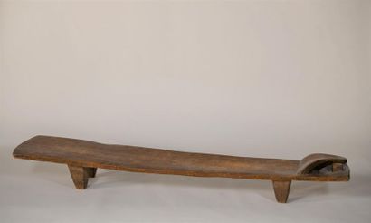 null Sénoufo, Ivory Coast. Wooden monoxyl bed, arched headrest. It rests on four...