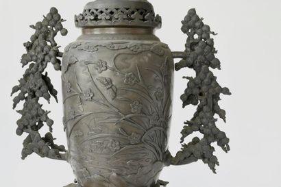 null Indochine, XXème siècle. Paire de vases couverts en bronze à décor d'oiseaux...