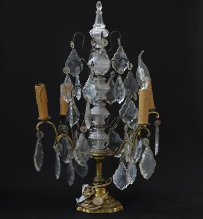 null *Girandole en bronze et laiton, plaquette de cristal. Style Louis XV. 
H : 59...