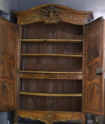 null *Armoire en noyer sculpté et mouluré, le fronton sculpté d'un paysan, d'arbres...