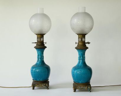 null Dans le goût de Théodore Deck. Paire de vases balustre montés en lampe, en faïence...