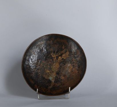 null Claudius LINOSSIER (1893-1953). Hammered copperware dish. Signed in hollow on...