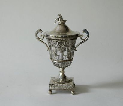 null Drageoir in silver and cut crystal decorated with flowered vases surmounted...