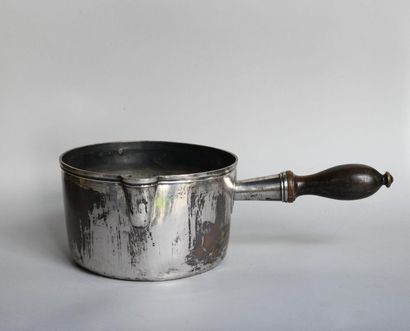 null Saucepan in plain silver, the neck and spout underlined with threads, the grip...