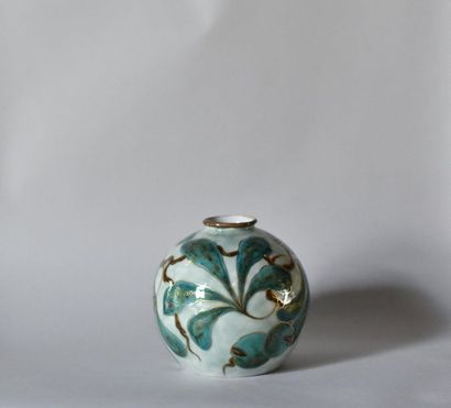 null Camille THARAUD (1878-1956) à Limoges. Vase boule en porcelaine à décor de feuilles...