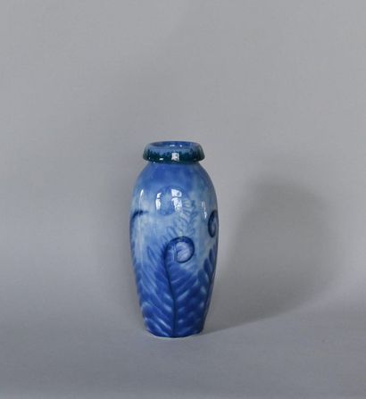 null Camille THARAUD (1878-1956) à Limoges. Vase ovoïde à col ourlé en porcelaine...