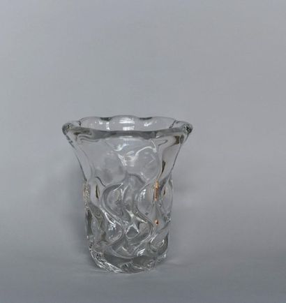 null DAUM. Vase en cristal moulé et pressé de forme libre. Signé Daum France. H :...