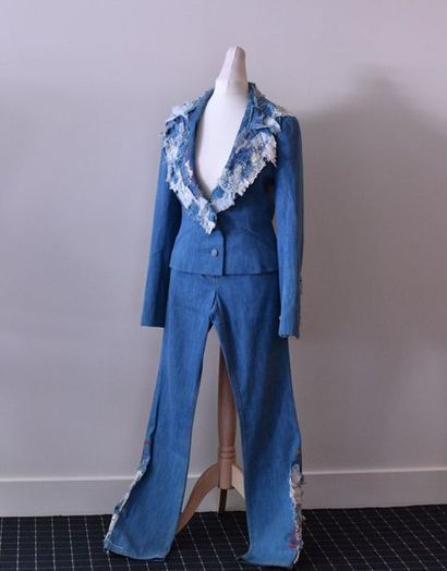 null John GALLIANO. Tailleur pantalon en toile de coton bleu clair composé d’une...