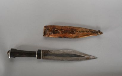 null African dagger. 

Silver mount. Scabbard covered with skin. 

L: 31 cm. (Oxidations,...
