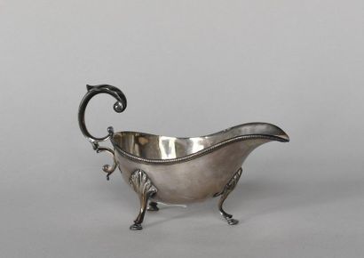 null RECTIFICATIVE // Small silver plated metal sauceboat underlined by a pearl net,...