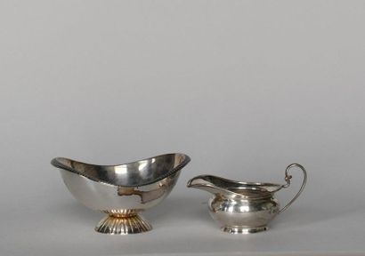 null Small plain silver milk jug. Birmingham, 1907. H: 3.5 cm. A standing silver...