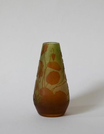 null GALLE. Vase soliflore en verre multicouche vert et ocre à décor dégagé à l'acide...
