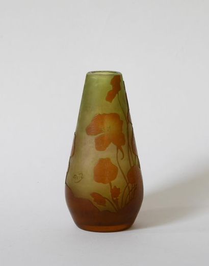 null GALLE. Vase soliflore en verre multicouche vert et ocre à décor dégagé à l'acide...
