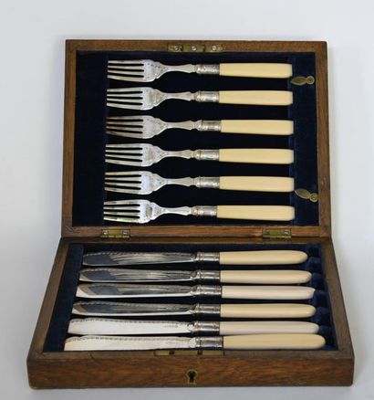 null Allen Darwin (active 1882-1928) Suite of six silver-plated fish cutlery with...