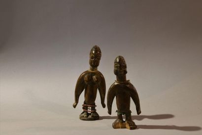 null Yoruba, Nigéria. Paire d'Ibeji, homme et femme, en bois sculpté.
H : 15,5 et...