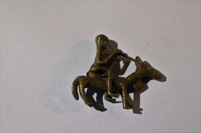 null Côte d'Ivoire. Homme à cheval.
Sujet en bronze à patine brune. 
H : 7cm
(Ne...
