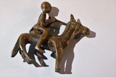 null Côte d'Ivoire. Homme à cheval.
Sujet en bronze à patine brune. 
H : 11cm
(Ne...