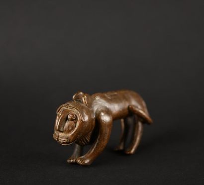 null Côte d'Ivoire. Lion.
Sujet en bronze à patine brune. 
H : 5,5 cm
Provenance...