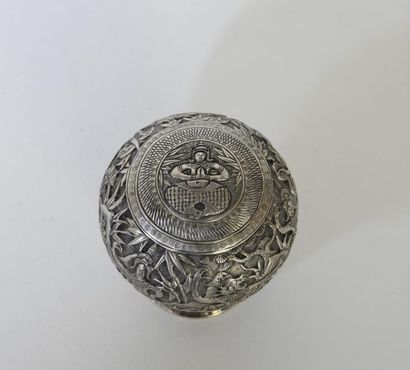 null Pommeau de canne en argent ciselé. Indochine, début XXème siècle. H : 6 cm....