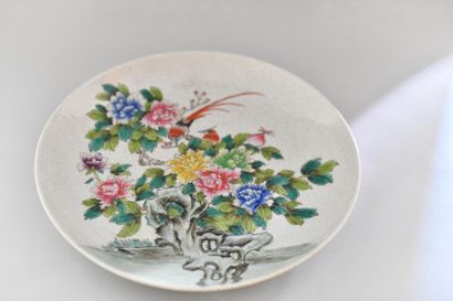 null China, 20th century. Dish in polychrome porcelain decorated with birds perched...