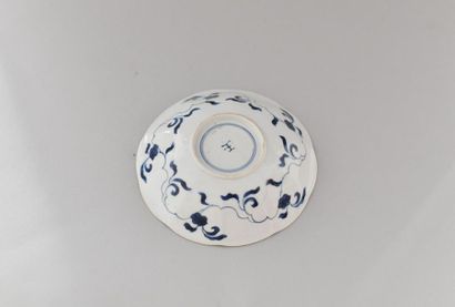 null China 17th. Blue-white porcelain bowl decorated with women and various flowers.
D.:...