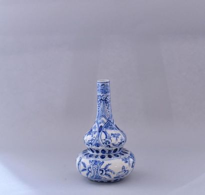 null China, 20th century. Double gourd vase in blue-white porcelain decorated with...
