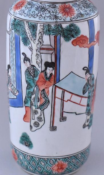 null Chine, XXème siècle. 
Petit vase rouleau en porcelaine famille verte à décor...