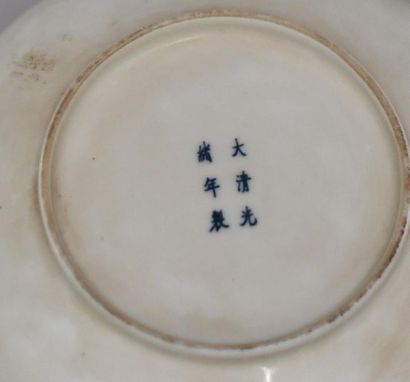 null Chine, XXème siècle. Assiette en porcelaine polychrome à décor de pêches, marque...
