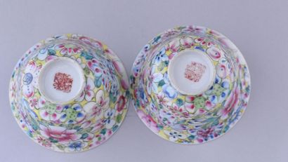 null Chine, XXème siècle. Paire de coupes en porcelaine mille-fleurs.
H. : 5,5 cm...