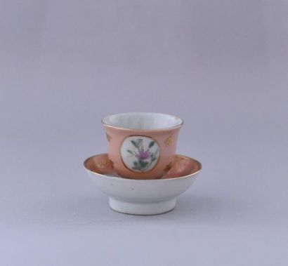 null Chine, XXème siècle. Paire de coupes en porcelaine mille-fleurs.
H. : 5,5 cm...