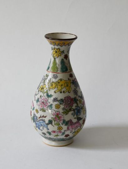null Chine XXe. Vase en porcelaine à décor d'animaux et de fleurs,. Marque apocryphe...