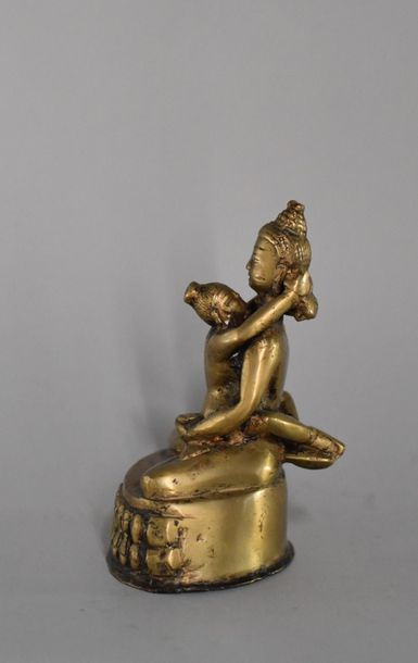 null Tibet, XXème siècle. Statuette de divinité enlaçant sa parèdre en bronze doré...