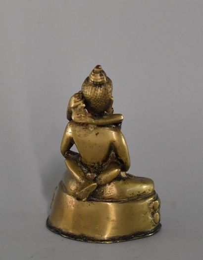 null Tibet, XXème siècle. Statuette de divinité enlaçant sa parèdre en bronze doré...