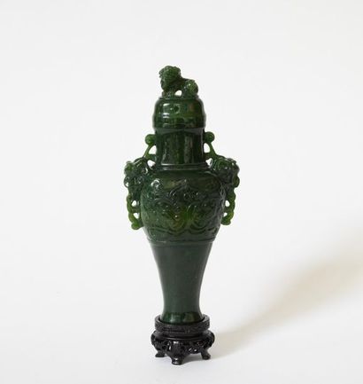 null Chine XXe. Vase miniature en jade néphrite vert épinard à têtes de chimères,...