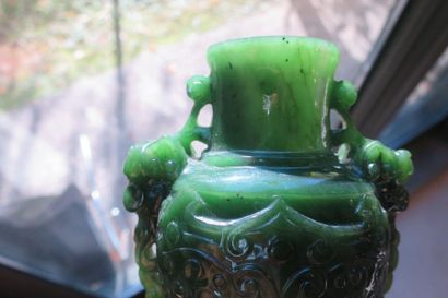 null Chine XXe. Vase miniature en jade néphrite vert épinard à têtes de chimères,...