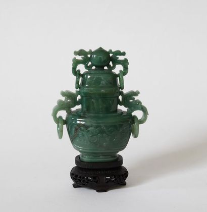 null Chine XXe. Vase couvert en jade néphrite à décor de dragons retenant des anneaux....