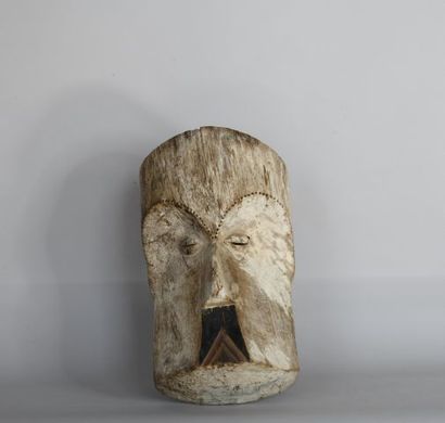 null GABON 

Masque en bois sculpté polychrome. 

XXe, dans le style des FANG 

H...
