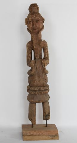 null NIGERIA 

Grande statue en bois sculpté et restes de polychromie. 

XXe, dans...