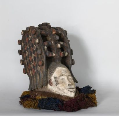 null NIGERIA 

Masque en bois sculpté polychrome et tissu 

XXe, de style IGBO 

H...