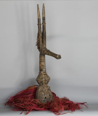 null BURKINA-FASO 

Cimier en bois sculpté, fibres et graines à décor d'antilope...