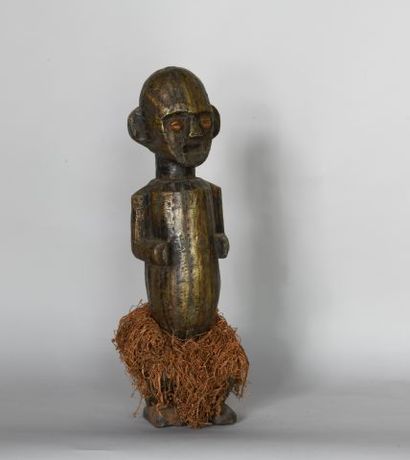 null GABON 

Statue en bois et fibres. 

XXe, de style AMBETE 

H : 55 cm