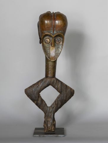  GABON 
Figure de reliquaire en bois et cuivre 
XXe, dans le style des KOTA 
H :...
