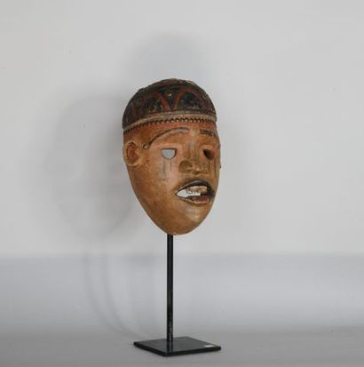 null CONGO 

Masque en bois sculpté polychrome, pièces en métal et clous. 

XXe,...