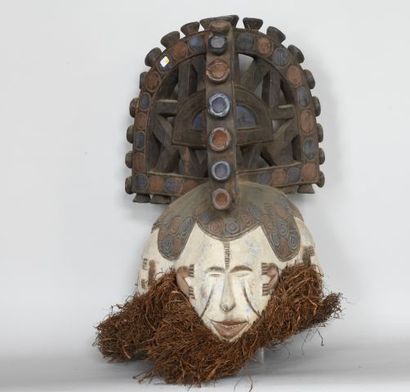 null NIGERIA 

Grand masque heaume à trois visages en bois sculpté polychrome. 

XXe,...