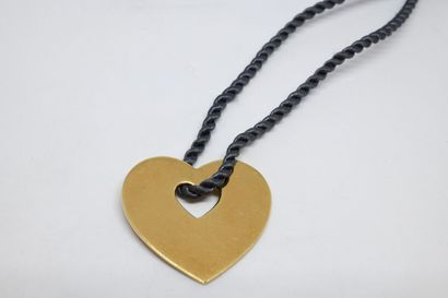 null POIRAY n° 31098. 750 thousandths yellow gold heart pendant on grey cord trimmings....