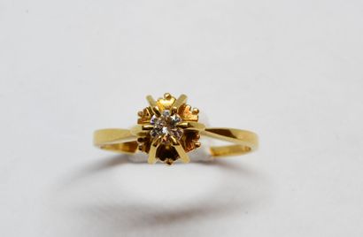 null Bague solitaire en or jaune 750 millièmes ornée d'un diamant de taille moderne...